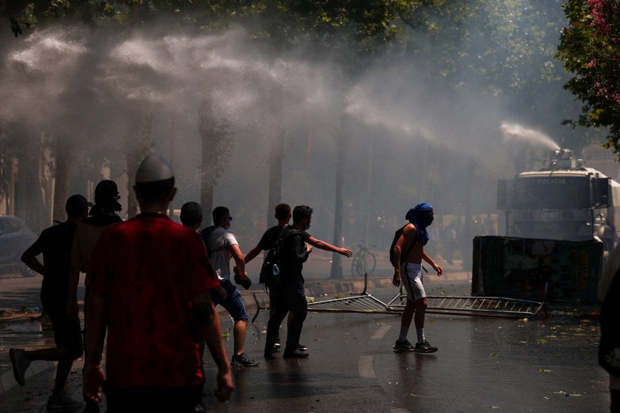 Άγρια επεισόδια στα Τίρανα με τραυματίες: Πέτρες, δακρυγόνα και συλλήψεις έξω από τη Βουλή, δείτε βίντεο και φωτογραφίες