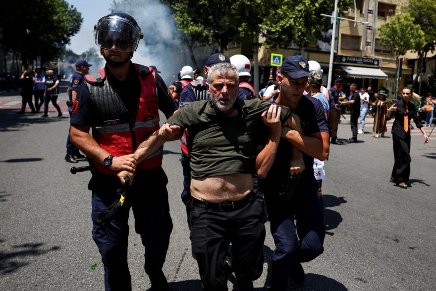 Άγρια επεισόδια στα Τίρανα με τραυματίες: Πέτρες, δακρυγόνα και συλλήψεις έξω από τη Βουλή, δείτε βίντεο και φωτογραφίες