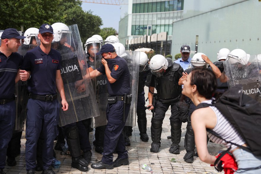 Άγρια επεισόδια στα Τίρανα με τραυματίες: Πέτρες, δακρυγόνα και συλλήψεις έξω από τη Βουλή, δείτε βίντεο και φωτογραφίες