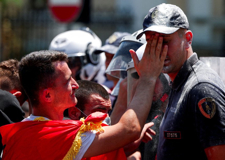 Άγρια επεισόδια στα Τίρανα με τραυματίες: Πέτρες, δακρυγόνα και συλλήψεις έξω από τη Βουλή, δείτε βίντεο και φωτογραφίες