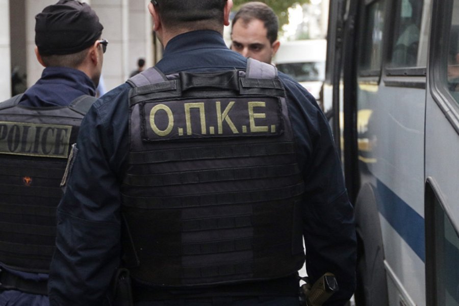 Αγριο επεισόδιο στη Θεσσαλονίκη: Ρομά ξυλοκόπησαν 60χρονο που τους έκανε παρατήρηση για τη μουσική και επιτέθηκαν σε αστυνομικούς - Κατά τη διάρκεια του περιστατικού τραυματίστηκε ένας αστυνομικός και προκλήθηκαν υλικές ζημιές σε υπηρεσιακό όχημα