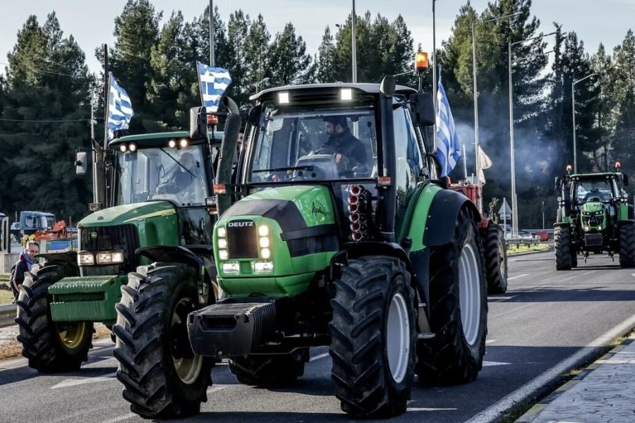 Οι αγρότες φτάνουν στην Αθήνα: Μεταφέρουν τα τρακτέρ με φορτηγά, έρχονται με λεωφορεία, πλοία και ΙΧ - Η άφιξη τους στην Αθήνα αναμένεται στις 15:00 το μεσημέρι - Σκοπεύουν να διανυκτερεύσουν στο Σύνταγμα