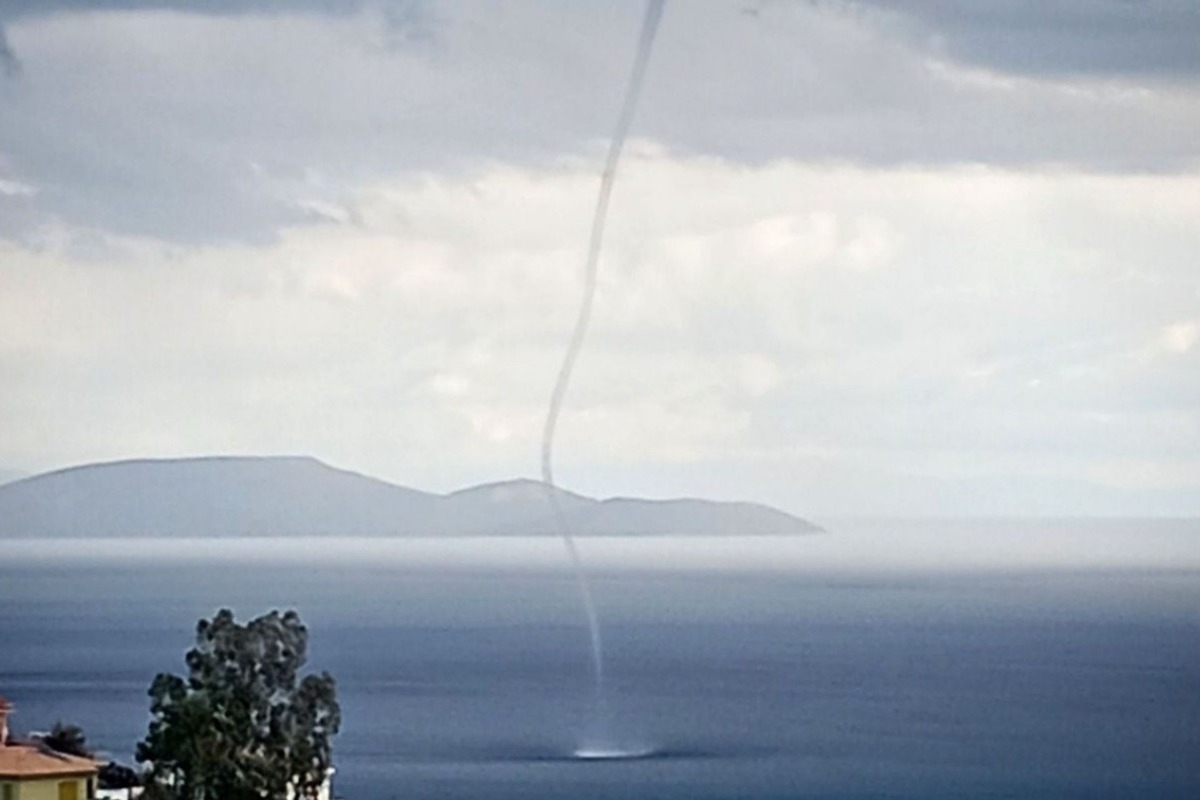 Σπάνιο φαινόμενο: Υδροστρόβιλος σχηματίστηκε πάνω από τη Ραφήνα ‑ Βίντεο