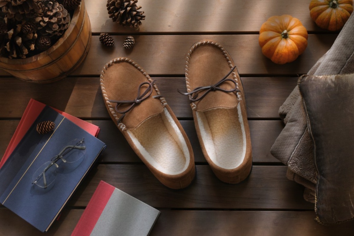 Ακριβώς 10 χρόνια μετά, το backless loafer επιστρέφει ‑ Και δείχνει πιο κομψό σε μινιμαλιστικό καστόρι