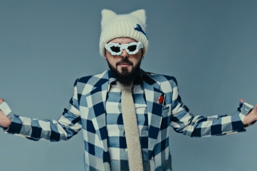 Πανδαιμόνιο με το βιντεοκλίπ του Ακύλα για το Ferto, «σε ευχαριστούμε που δεν ξέχασες ποια χώρα εκπροσωπείς» του γράφουν