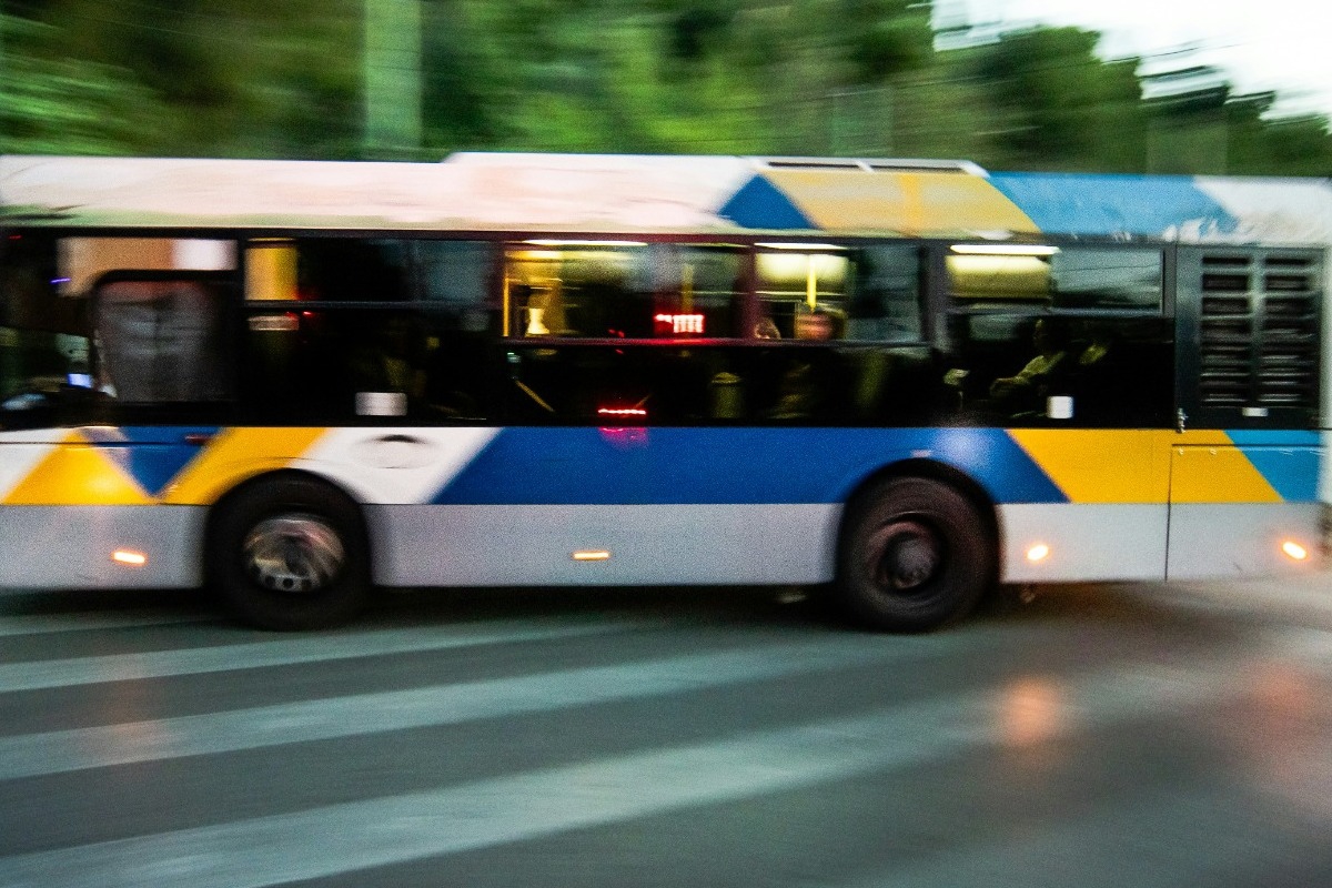 Βούλα: Εντόπισαν 12χρονη, μόνη της σε λεωφορείο – Είπε πως την κακοποιούσαν οι γονείς της - Η μητέρα της 12χρονης συνελήφθη το βράδυ της Μεγάλης Τετάρτης