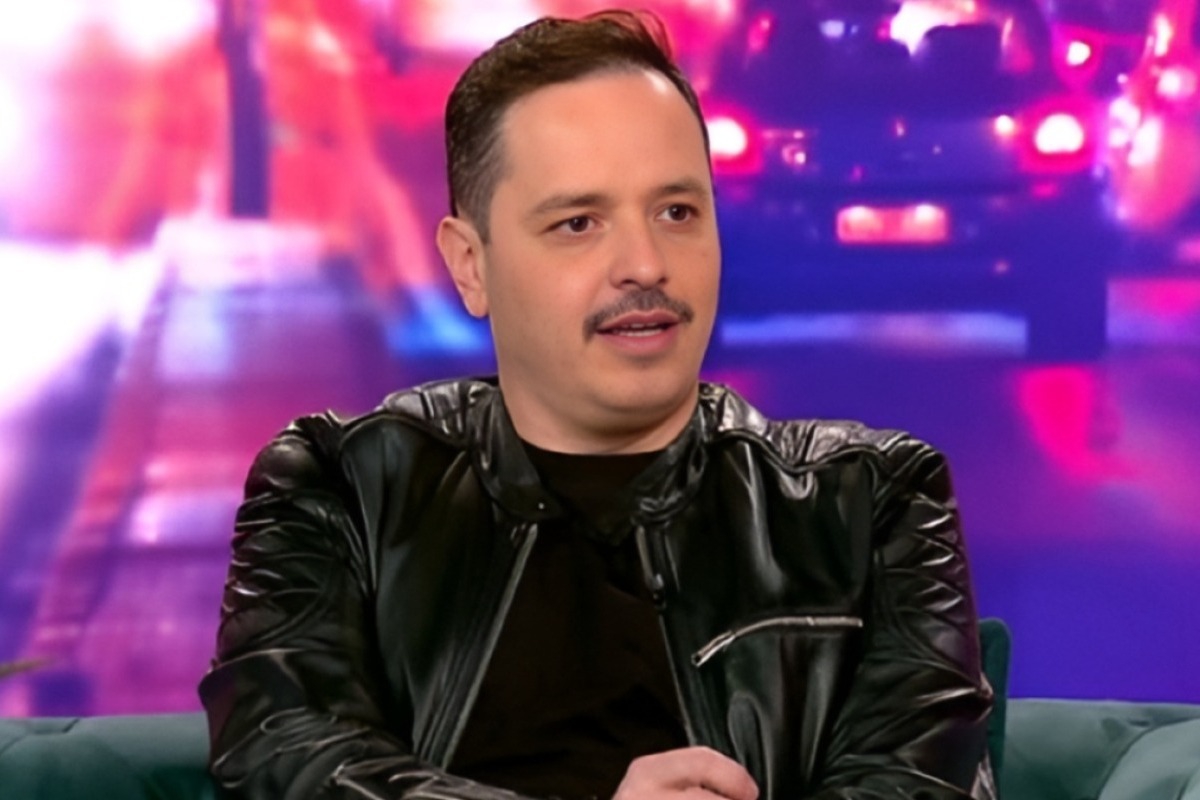 Αλέξανδρος Τσουβέλας: Μέναμε μεσοτοιχία με τον Βαγγέλη Ρωχάμη και οι γονείς μου με άφηναν σπίτι του