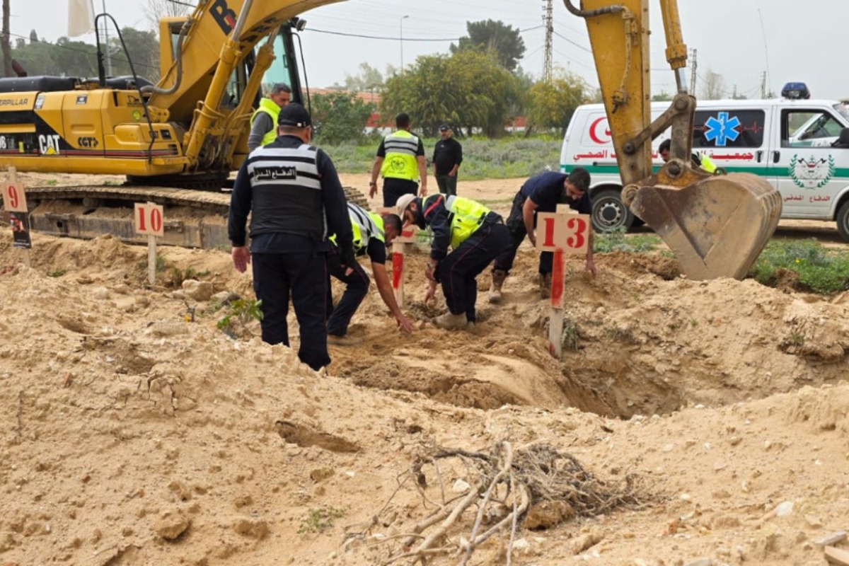 Ανοίγουν τάφους σε οικόπεδα στον Λίβανο για τους νεκρούς τους - Δραματικές εικόνες από τον Λίβανο καθώς μετατρέπουν οικόπεδα με σκουπίδια σε αυτοσχέδια νεκροταφεία