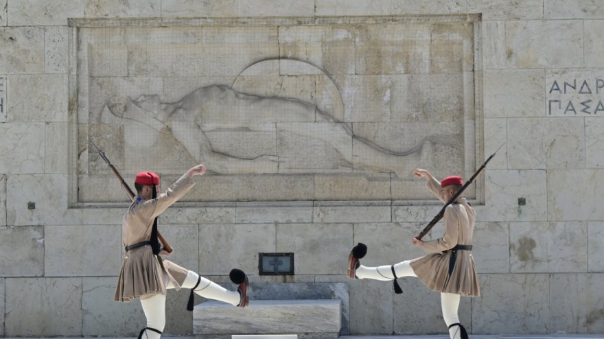 Αλλάζει όψη το Μνημείο του Αγνώστου Στρατιώτη: Φεύγει η άσφαλτος, μπαίνει μάρμαρο Αλιβερίου