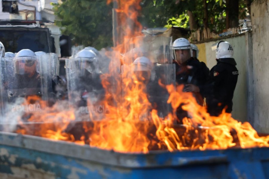 Αλβανία: Δακρυγόνα και φωτιά στα Τίρανα - Τι έκαναν στο τραπέζι διαλόγου του Ράμα