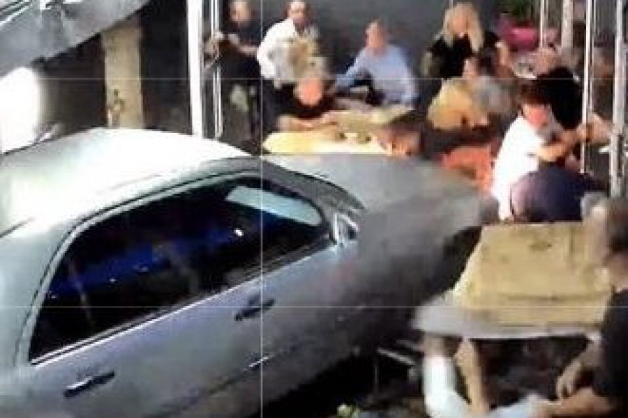 «Αμάν, ο προφυλακτήρας μου»: Τα πρώτα λόγια του οδηγού που μπήκε σε ταβέρνα με το αυτοκινητό του!