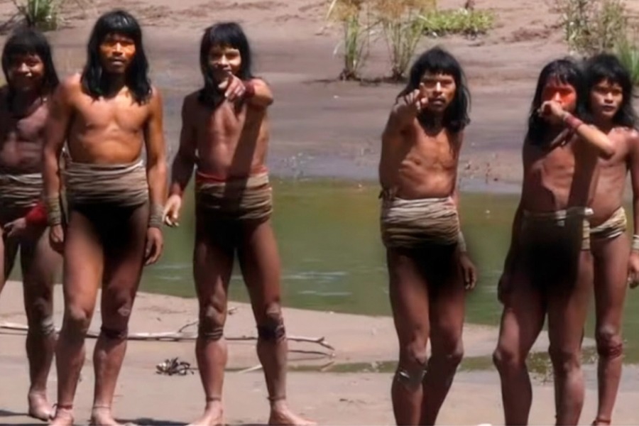 Αδημοσίευτο βίντεο από φυλή που ζει απομονωμένη στον Αμαζόνιο: «Σκεφτόμουν από πού θα έρθει το βέλος» - Τελικά η απειλή που ένιωσαν μετατράπηκε σε περιέργεια