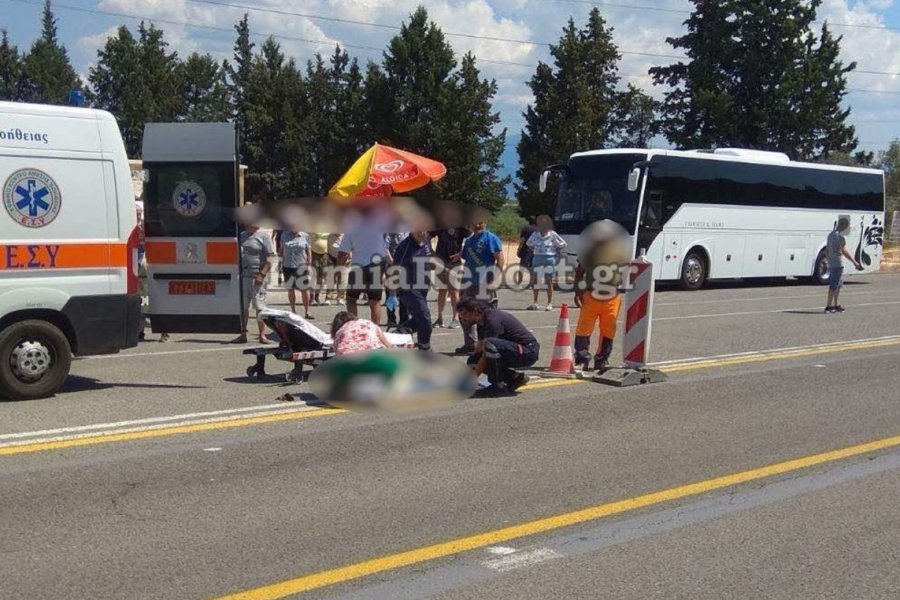 Αμερικανίδα τουρίστρια παρασύρθηκε από ΙΧ όταν θέλησε να δει από κοντά το άγαλμα του Λεωνίδα στις Θερμοπύλες - Η τουρίστρια να τραυματιστεί πολύ σοβαρά στο ένα της πόδι