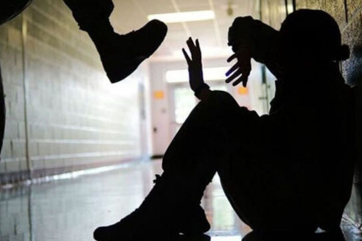 Πατέρας στην Πάτρα κατήγγειλε ότι 16χρονος ανάγκασε τον γιο του να γονατίσει, τον χτύπησε και τράβηξε με βίντεο την επίθεση - Αναζητείται ο 16χρονος