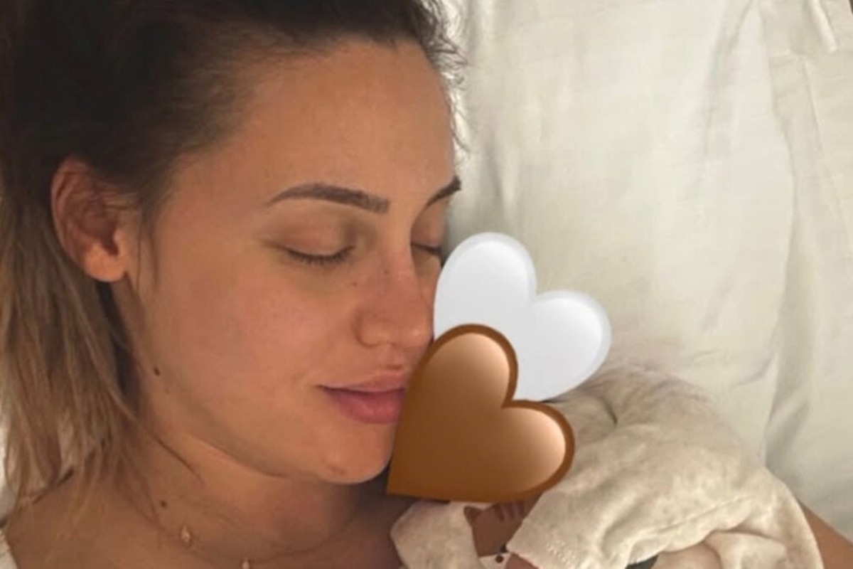 Γέννησε η Αννα Κορακάκη – Οι πρώτες φωτογραφίες με τη νεογέννητη κόρη της