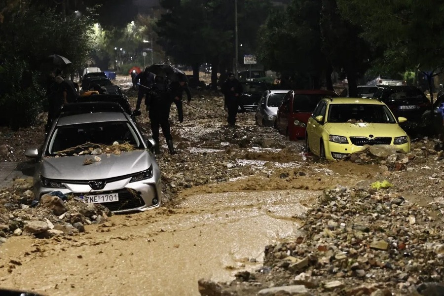 Δραματική μαρτυρία για την 56χρονη νεκρή στην Ανω Γλυφάδα: «Ήταν κάτω από το αυτοκίνητο του γιου μου, προσπάθησαν να το σηκώσουν» - Αυτόπτης μάρτυρας περιέγραψε τις δραματικές στιγμές