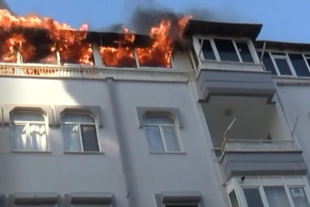Δραματική επιχείρηση διάσωσης σε φλεγόμενο διαμέρισμα στην Αττάλεια: Βγήκαν στο περβάζι για να σωθούν, δείτε βίντεο
