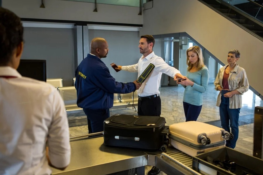 Τα 10 πιο ασυνήθιστα αντικείμενα που βρέθηκαν στον έλεγχο αεροδρομίων το 2025