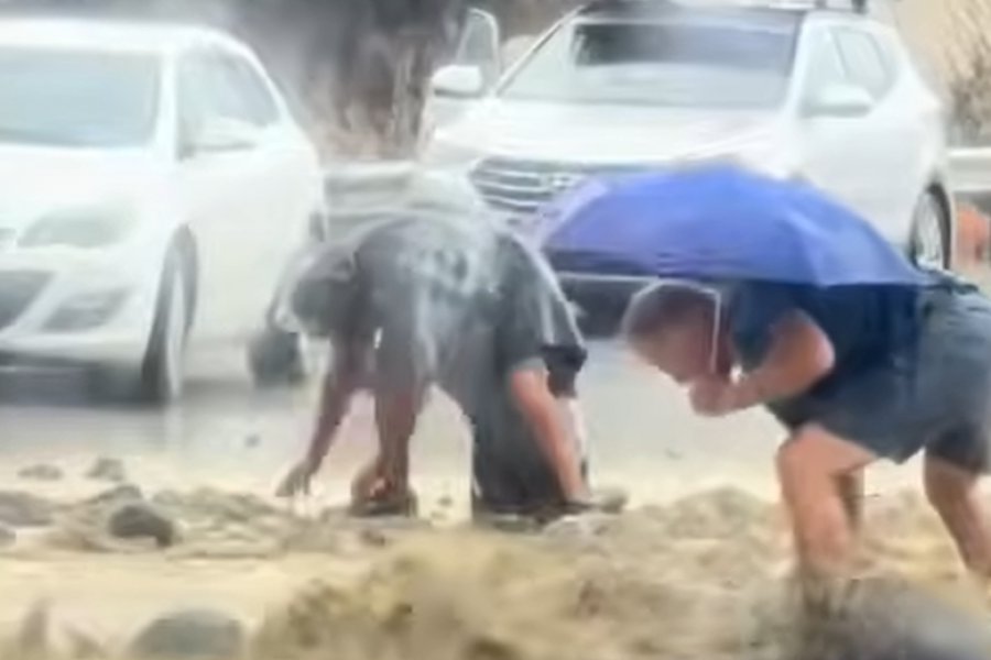 Απίστευτες εικόνες στο Λασίθι: Η βροχή «έκοψε» δρόμους και προκάλεσε κατολισθήσεις - Βίντεο - Πολίτες έβγαζαν πέτρες με τα χέρια από τον δρόμο