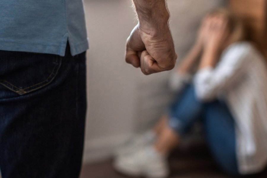 Απίστευτη υπόθεση στην Κρήτη: Ταξίδεψε από τη Γερμανία για να βρει την πρώην του και την ξυλοκόπησε