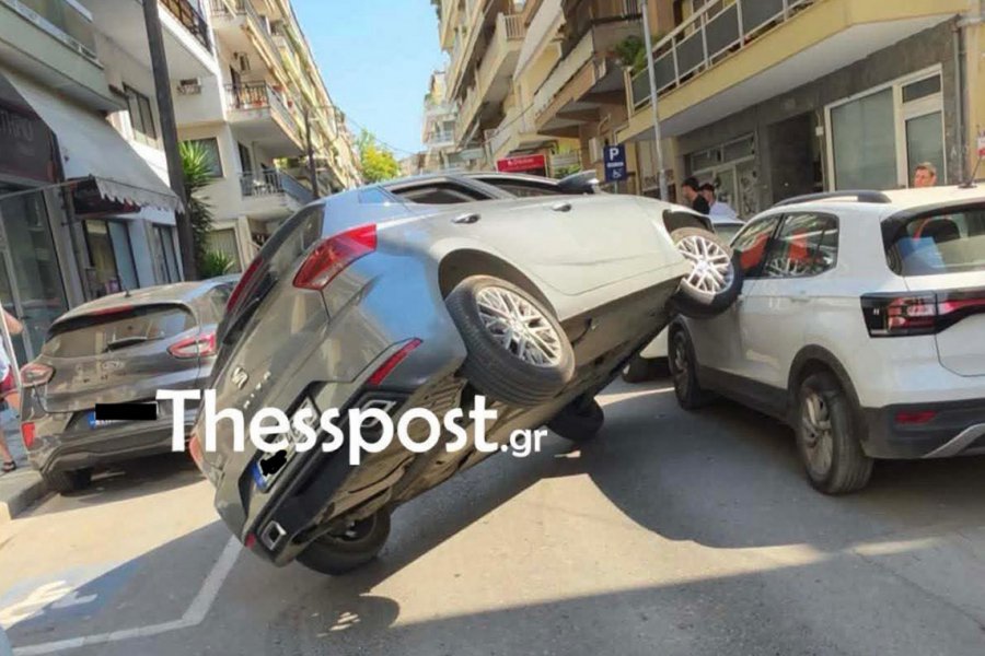 Απίστευτο τροχαίο στη Θεσσαλονίκη: Αυτοκίνητο «πέταξε» σαν από ταινία καταδίωξης και «ανέβηκε» πάνω σε παρκαρισμένο - Το περίεργο ατύχημα σημειώθηκε στην περιοχή του Ντεπώ χωρίς να υπάρξουν τραυματισμοί