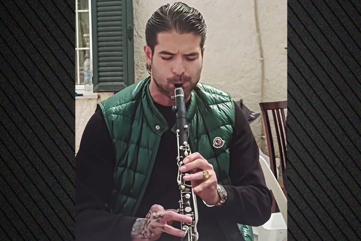 Ο Αρης Μουγκοπέτρος παίζει ξανά κλαρίνο έναν χρόνο μετά τον σοβαρό τραυματισμό