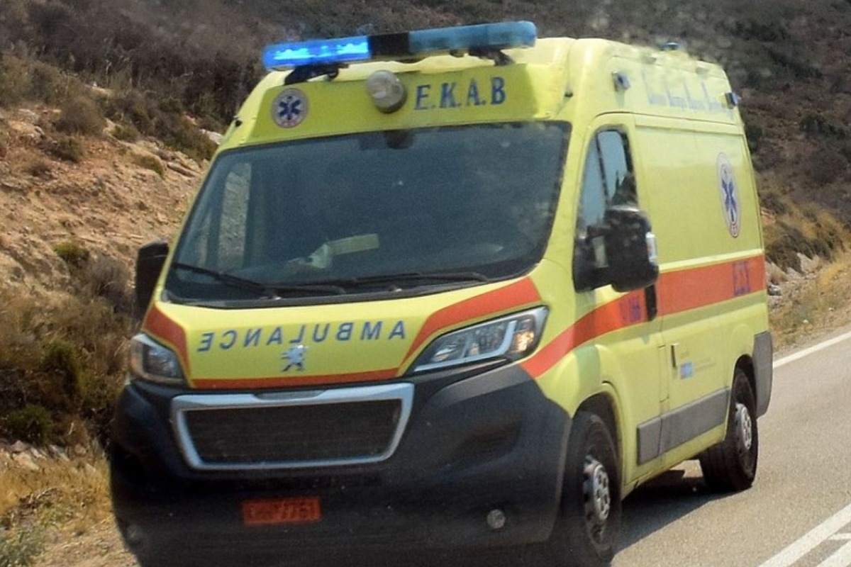 Τραγωδία στη Μυτιλήνη: Νεκροί ένας 18χρονος και ένας 16χρονος - Το δίκυκλο όχημα στο οποίο επέβαιναν οι δύο νέοι εξετράπη της πορείας του και προσέκρουσε σε κολώνα φωτισμού, με αποτέλεσμα τον θανάσιμο τραυματισμό τ