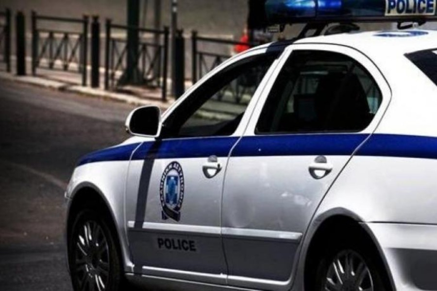 Ηλικιωμένη στον Βόλο πέταξε από το μπαλκόνι χρήματα και κοσμήματα