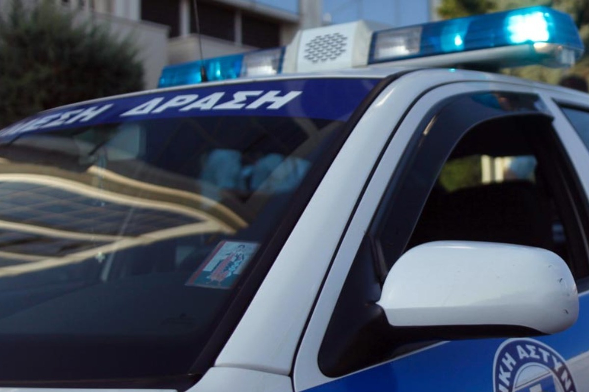 Διάρρηξη σε κοσμηματοπωλείο στη Νίκαια, το αυτοκίνητο των δραστών έπεσε σε δέντρο μετά από καταδίωξη