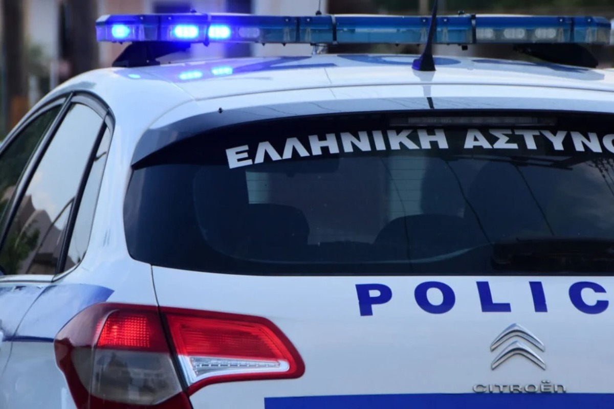 Νεκρός άνδρας σε πορτ παγκάζ αυτοκινήτου στη Γλυφάδα - Συνελήφθη ο γιος του, είχε σκοτώσει και τη μητέρα του το 2014 - Σκότωσε με μαχαίρι τον πατέρα του - Ο 46χρονος γιος φέρεται να αντιμετωπίζει ψυχολογικά προβλήματα