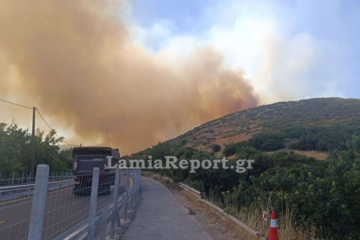 Εκτός ελέγχου η φωτιά στο Ακραίφνιο Βοιωτίας: Έκλεισε η εθνική από Κάστρο έως Θήβα