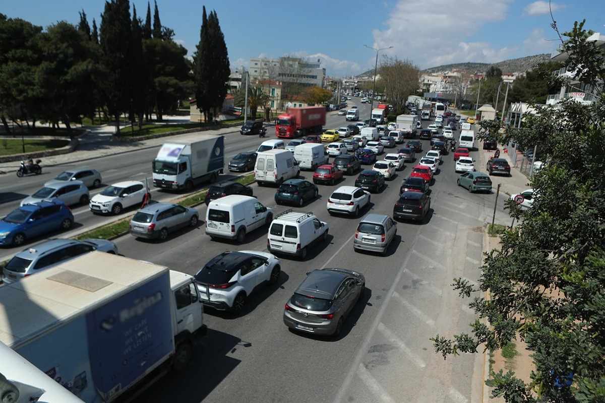 Με χαμηλές ταχύτητες η πασχαλινή έξοδος: Ουρές χιλιομέτρων στις εθνικές οδούς - 49.414 οχήματα έχουν περάσει τα διόδια προς Κόρινθο και 37.687 προς Λαμία