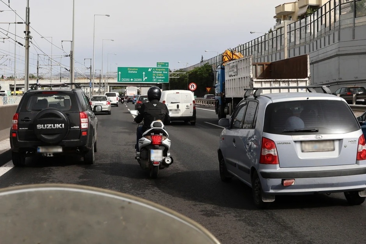 Μοτοσικλετιστής σκοτώθηκε στην Αττική Οδό: Χτύπησε σε καθρέφτη παρκαρισμένου περιπολικού και «καρφώθηκε» σε φορτηγό - Το δυστύχημα σημειώθηκε περίπου 500 μέτρα μετά τα διόδια της Ανθούσας