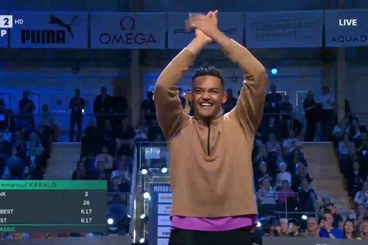 Εμμανουήλ Καραλής: Με το «Ferto» του Akylas έγινε η παρουσίασή του «Μανόλο» - Δείτε βίντεο - Η παρουσίαση του Εμμανουήλ Καραλής στο μίτινγκ της Ουψάλα έγινε με το τραγούδι «Ferto» του Akylas.