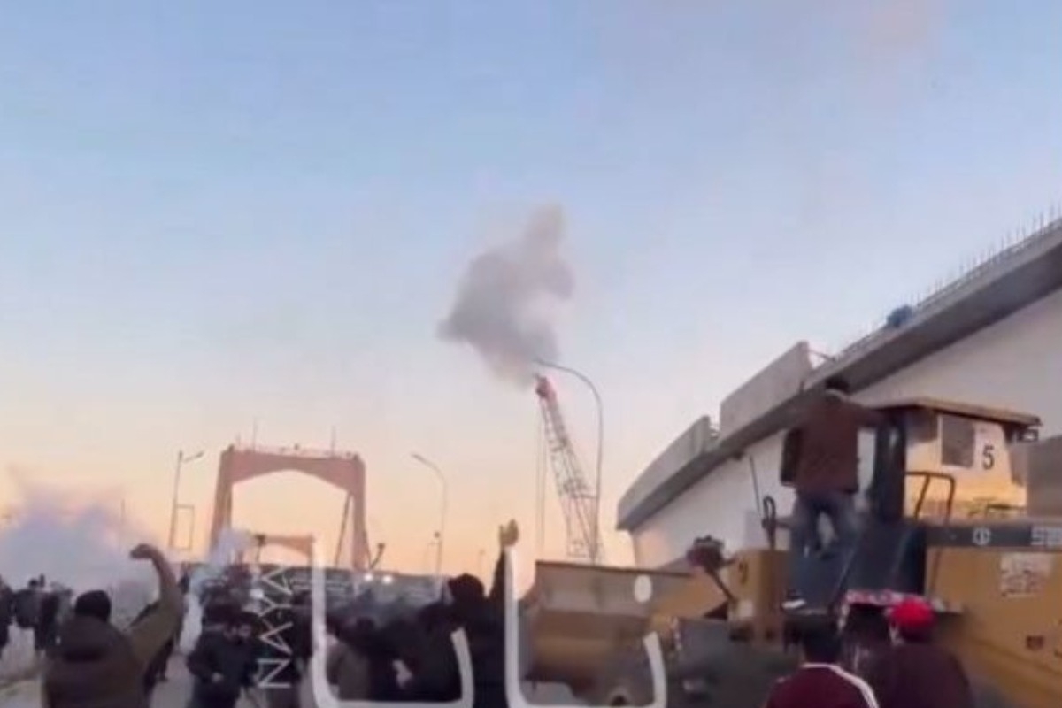 Βαγδάτη: Με μπουλντόζες προσπαθούν να σπάσουν τους φραγμούς προς την πρεσβεία των ΗΠΑ - Oι ιρακινές δυνάμεις ασφαλείας απάντησαν με εκτεταμένη χρήση δακρυγόνων και αντλιών νερού για να αποτρέψουν την παραβίαση της περιμέτρου