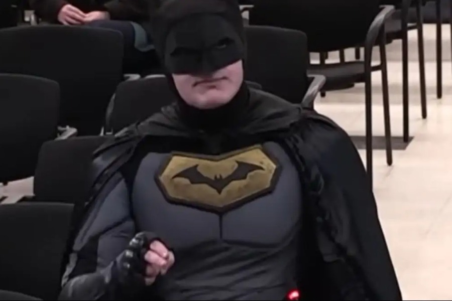 ΗΠΑ: Αντρας ντυμένος Μπάτμαν διαμαρτυρύθηκε σε δημοτικό συμβούλιο για τη βία της ICE - «Μπορεί κάποιος από εσάς να πάει σπίτι του και να πει στα παιδιά του ότι έκανε ό,τι μπορούσε για να προστατεύσει τους συμμαθητές τους, να προστατεύσει