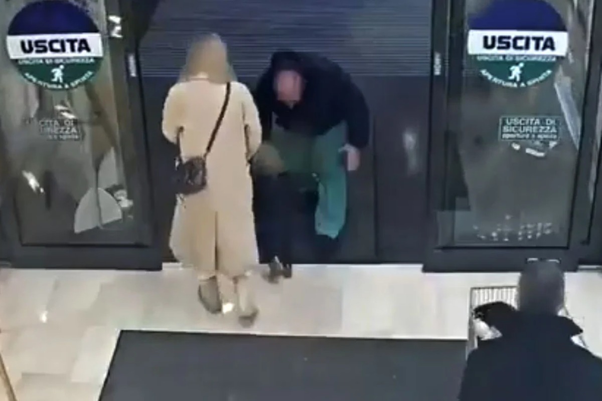 Μετανάστης στην Ιταλία άρπαξε κοριτσάκι από τα χέρια της μαμάς του σε σούπερ μάρκετ: Δείτε βίντεο - Ο δράστης προσπάθησε να απαγάγει το μικρό παιδί με τη μητέρα να του επιτίθεται με μπουνιές και κλωτσιές, πριν τελικά τον συλλάβει η αστυνομία