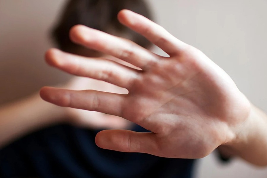 Εκτός ελέγχου καθηγητής σε γυμνάσιο: Αρπαξε μαθητή από την μπλούζα και τον πέταξε στο θρανίο γιατί τον αποκάλεσε «μπρο» - Βίντεο από κάμερα ασφαλείας δείχνει τον 56χρονο εκπαιδευτικό να αρπάζει από τον λαιμό τον έφηβο