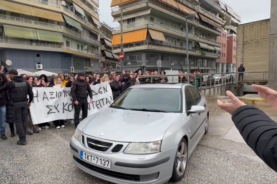 Με χειροκροτήματα και επευφημίες από εργαζόμενους η έξοδος του ιδιοκτήτη της «Βιολάντα» από τα δικαστήρια - Οι συγκεντρωμένοι κινήθηκαν, μάλιστα, και προς το όχημα, προσπαθώντας να χαιρετίσουν τον εργοδότη τους