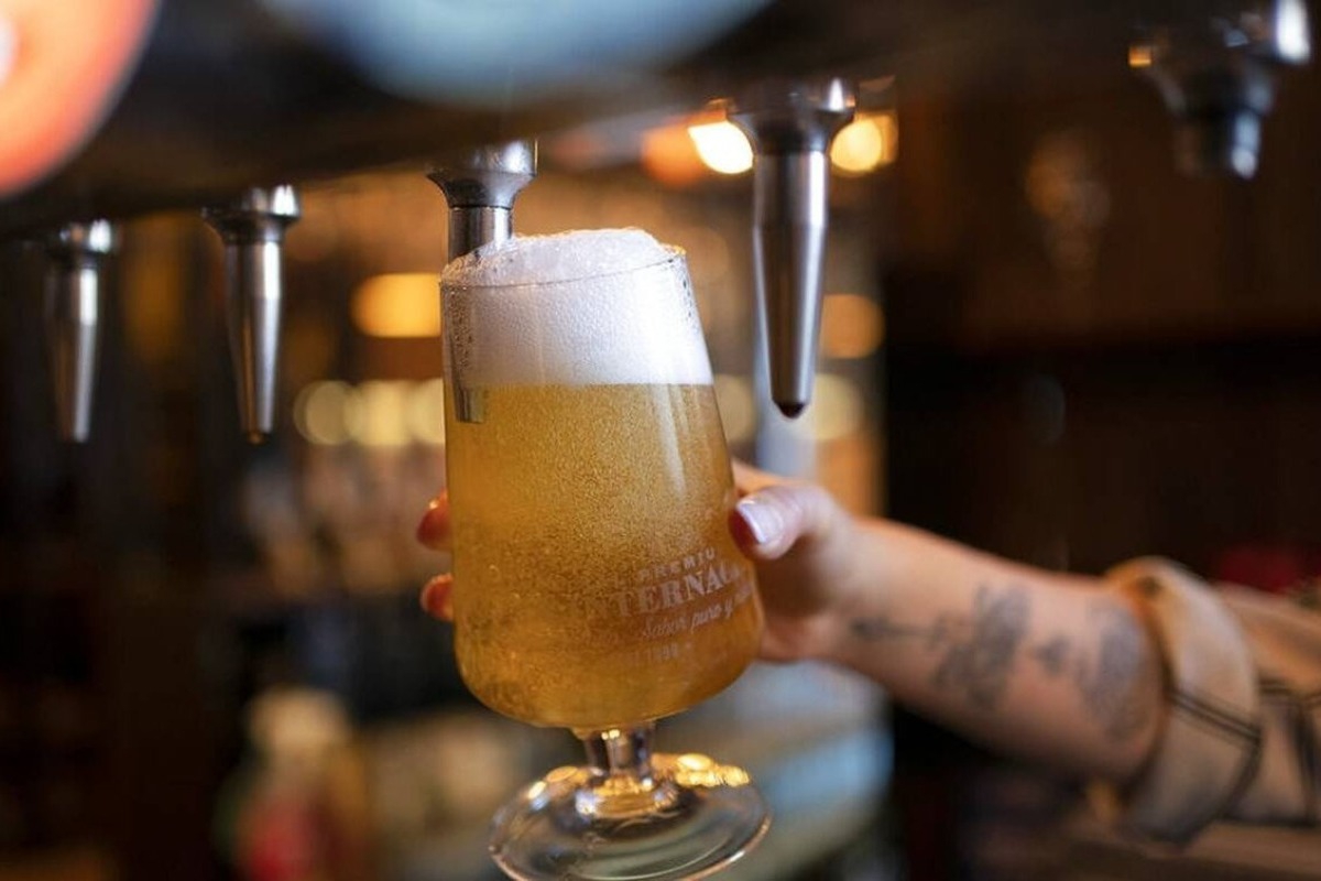 Πολυτέλεια η έξοδος «για μια μπύρα» στην Ελλάδα- Βουτιά στην κατανάλωση παρά τα ρεκόρ στον τουρισμό - Χαμηλή η κατά κεφαλήν κατανάλωση