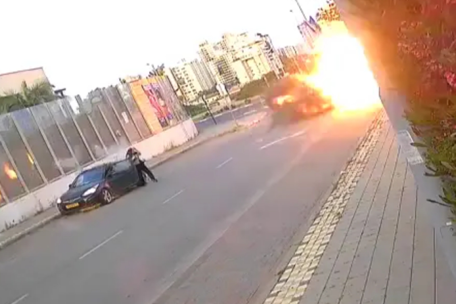 Συγκλονιστικό βίντεο: Βόμβα διασποράς σκάει λίγα μέτρα μακριά από γυναίκα στο Ισραήλ