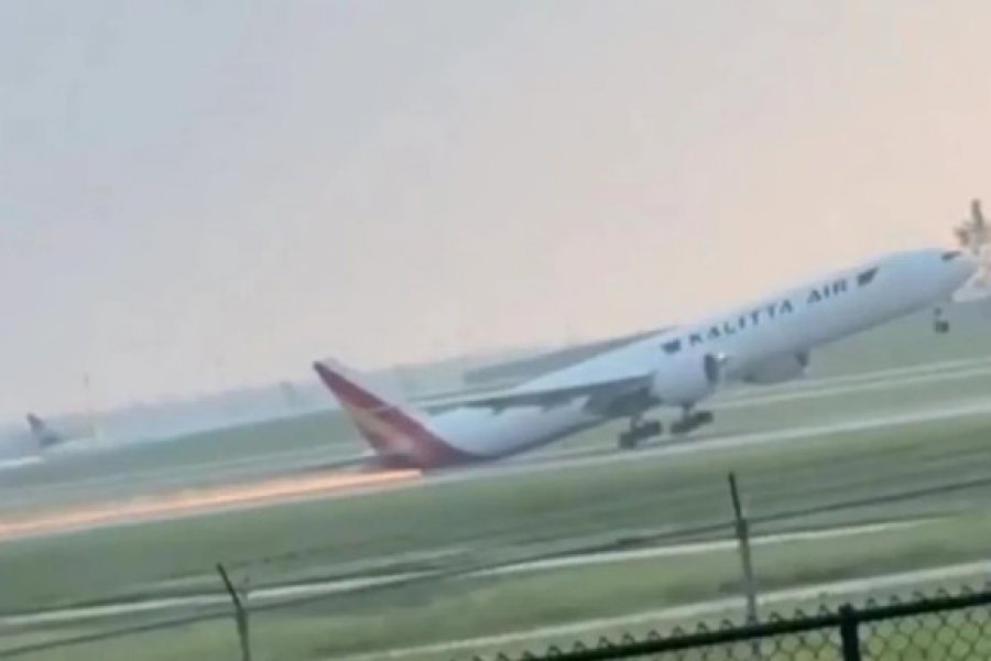 Boeing 777 της Kalitta Air ξύνει με την ουρά τον διάδρομο στο Σινσινάτι, πετά σπίθες και επανασηκώνεται – Βίντεο - Κατά την πρώτη προσπάθεια προσγείωσης, η ουρά του αεροσκάφους ήρθε σε επαφή με τον διάδρομο