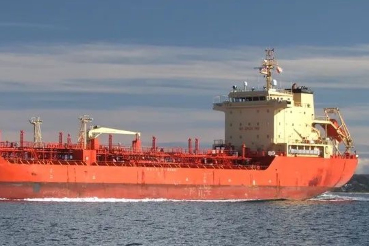 Περσικός: Χτυπήθηκε δεξαμενόπλοιο - Αγνοείται ο καπετάνιος - Δεκαπέντε μέλη πληρώματος διασώθηκαν από ένα πετρελαιοφόρο που έφερε τη σημαία των Νήσων Κουκ, αλλά «ο καπετάνιος αγνοείται»