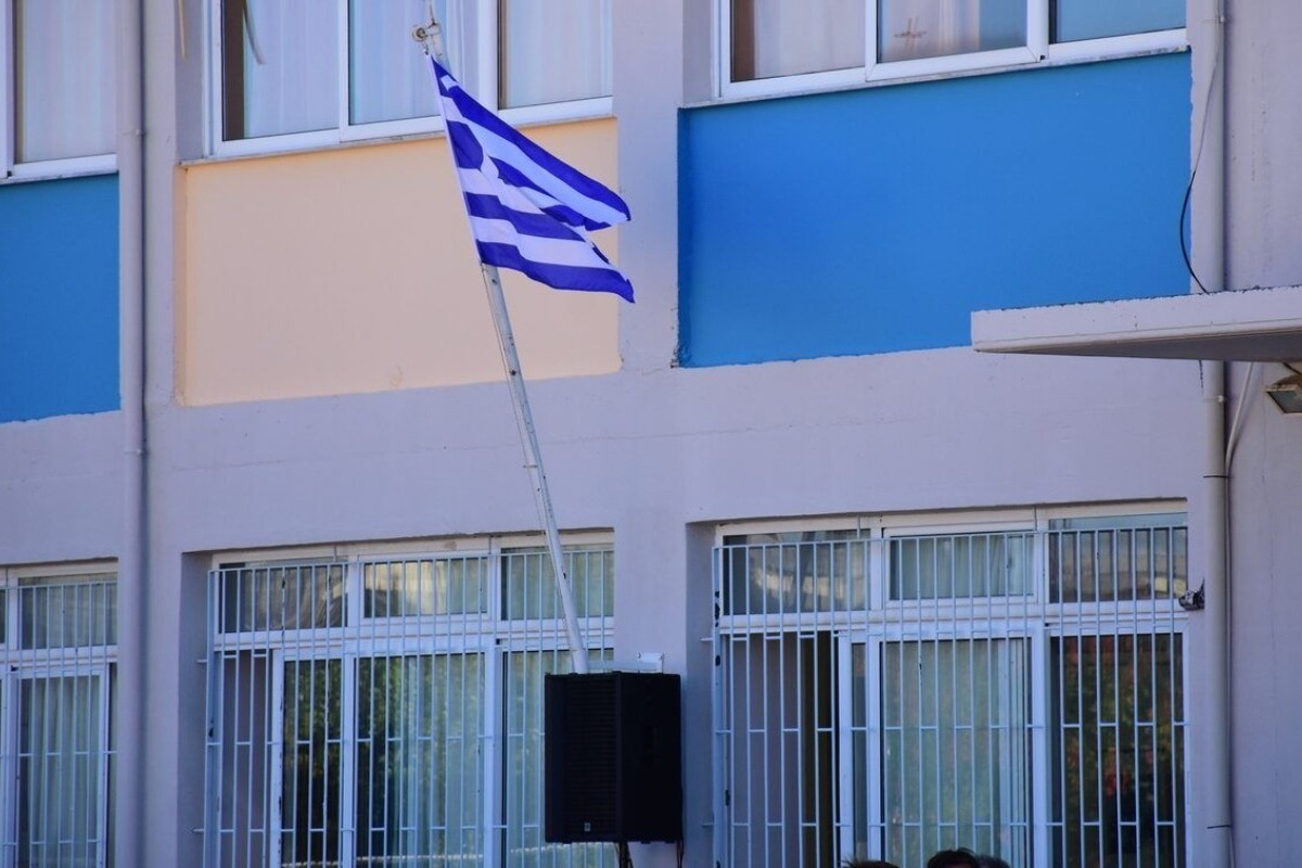 Σέρρες: Συνελήφθη καθηγήτρια καθώς φίμωσε μαθητή με μονωτική ταινία - Το πρωτοφανές περιστατικό έλαβε χώρα σε Γυμνάσιο των Σερρών όταν η καθηγήτρια, η οποία είναι και διευθύντρια του σχολείου, κατά τη διάρκεια της πρώτης