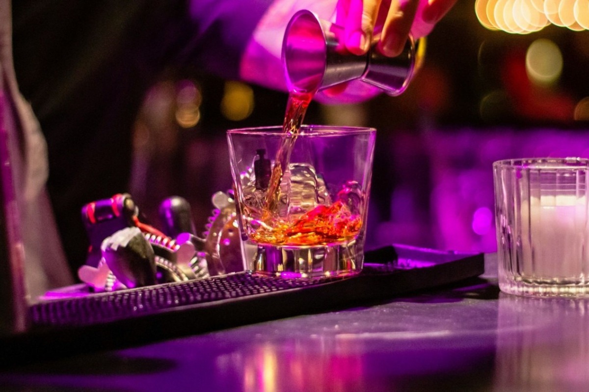 Καυγάς έξω από strip club στην Αυστραλία: Ανδρας πέταξε καταλάθος καρέκλα στο κεφάλι φίλου του - Παρά την σφοδρότητα του χτυπήματος, ο άνδρας δεν χρειάστηκε να μεταφερθεί στο νοσοκομείο