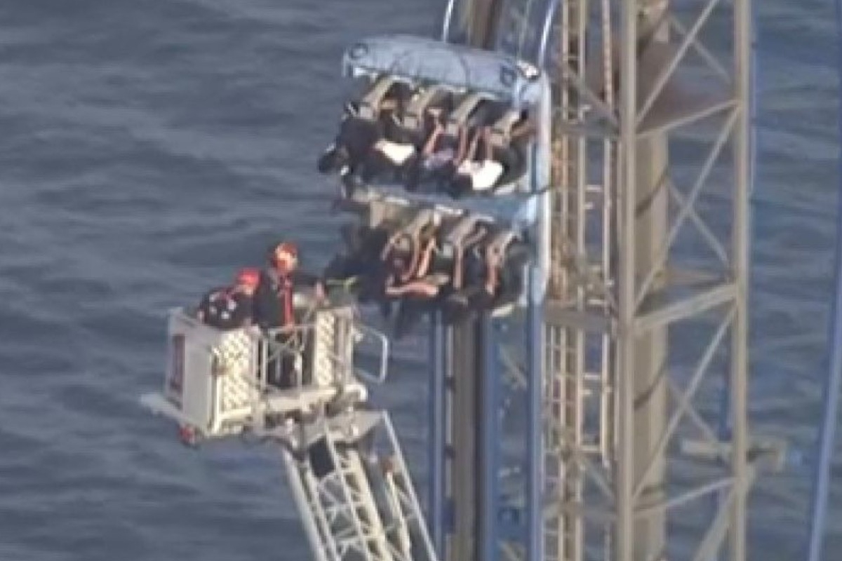 Τέξας: 8 άτομα απεγκλωβίστηκαν από roller coaster μετά από δίωρη επιχείρηση διάσωσης - Πάνω από δύο ώρες παρέμειναν παγιδευμένοι στο τρενάκι σε ύψος έως 30 μέτρων