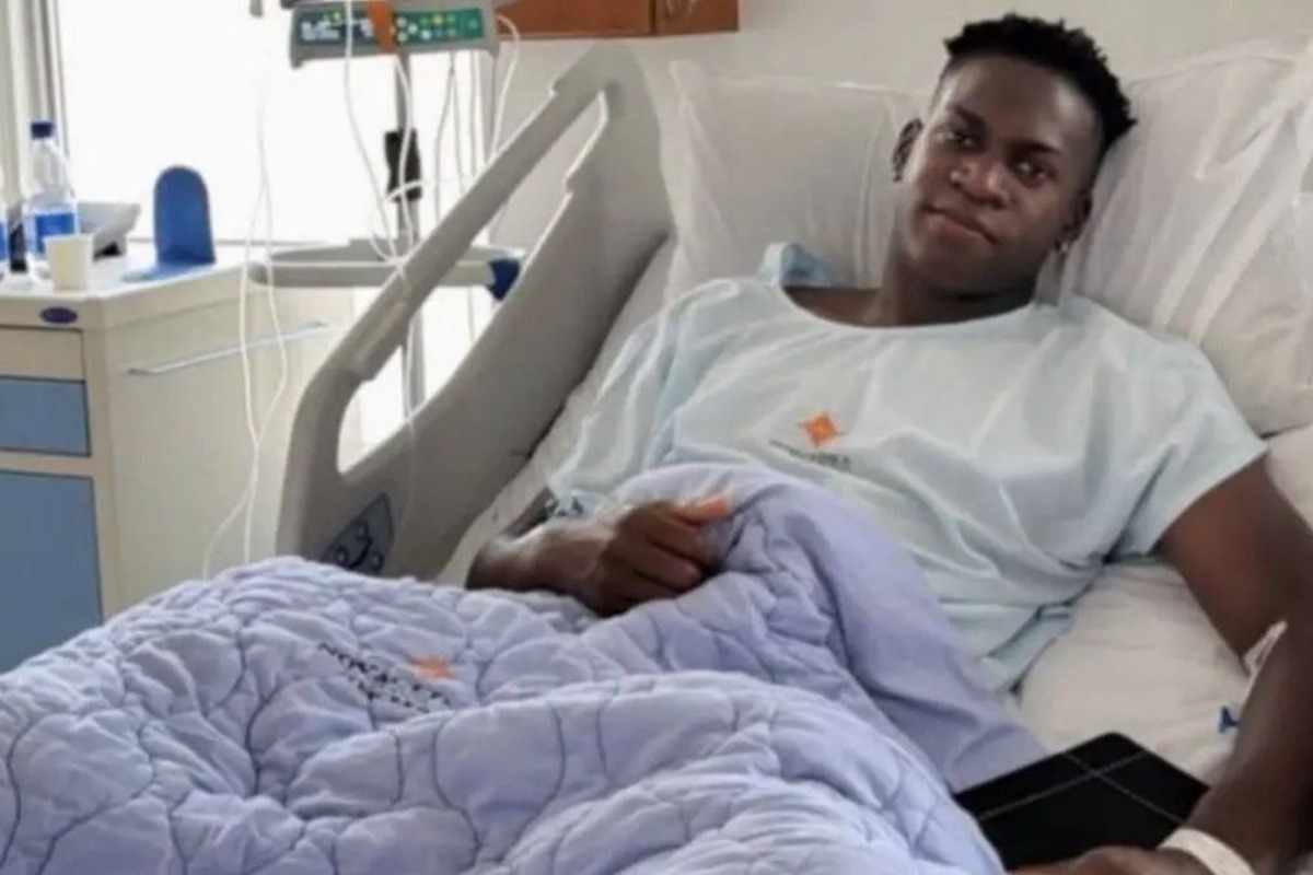 Σοκαριστικός τραυματισμός ποδοσφαιριστή: Αντίπαλος του έσπασε τον αστράγαλο με τάκλιν - Το πρωτάθλημα της κορυφαίας κατηγορίας του Ισημερινού βυθίστηκε στο χάος όταν ο Ζαν Πιερ Αρόγιο Βερνάζα δέχθηκε ένα αντιαθλητικό μαρκάρισμα