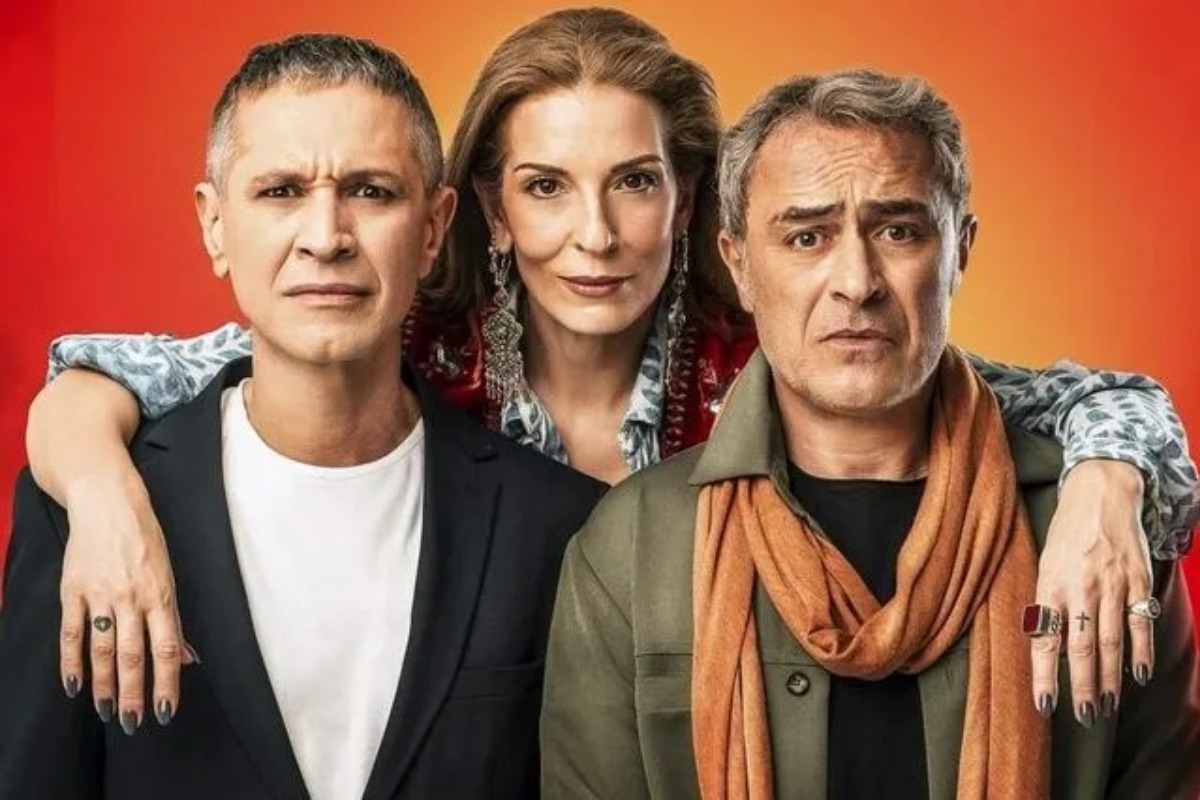 Η αστυνομία εισέβαλε στην παράσταση του Αιμίλιου Χειλάκη – Τι συνέβη - Αστυνομικοί εισέβαλαν στο Θέατρο Αθηνών, μετά από καταγγελία περαστικού. Τι λένε οι ηθοποιοί.