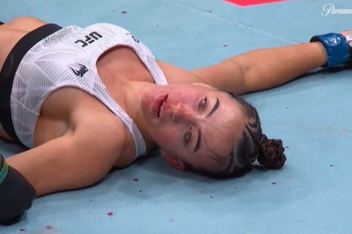 Η σοκαριστική στιγμή του πιο βίαιου νοκ-άουτ που άφησε την αθλήτρια να πνίγεται - Οι εικόνες της αθλήτριας με το βλέμμα στο κενό έκαναν τον γύρο του κόσμου