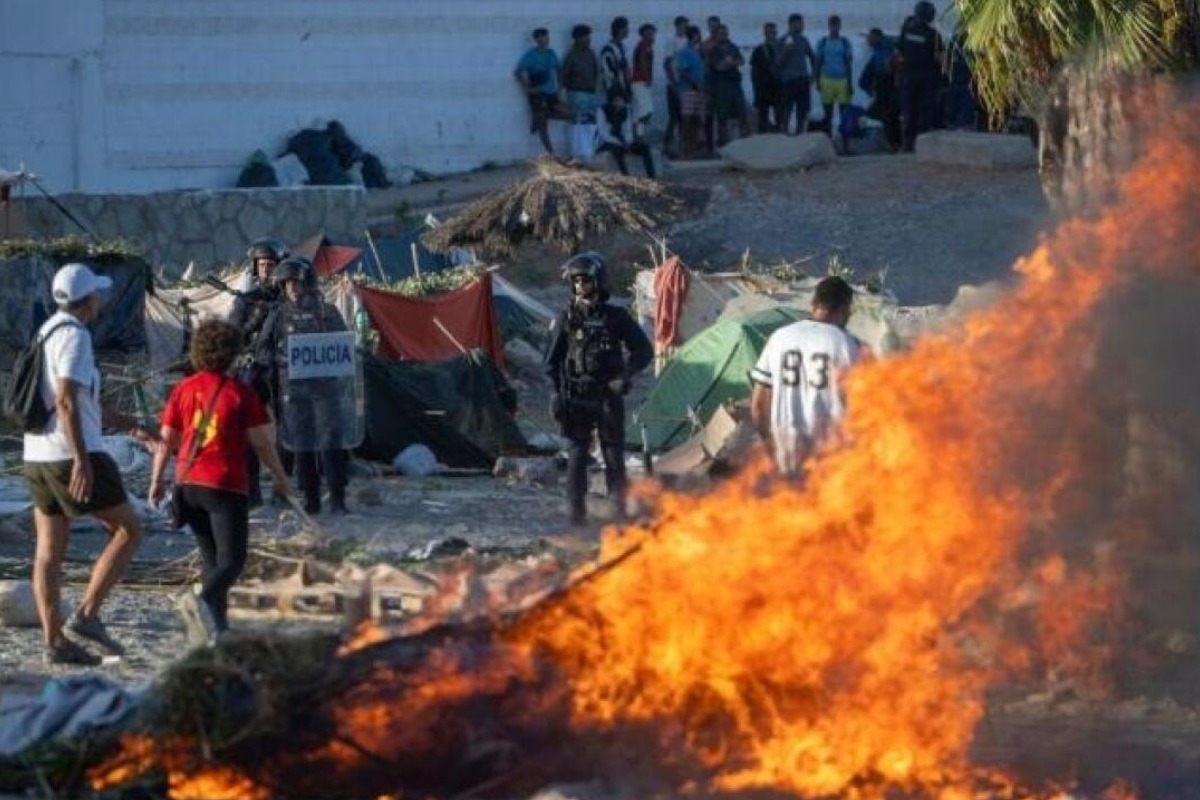 Σκηνές χάους στη Θέουτα: Κάτοικοι έκαψαν καταυλισμό μεταναστών - «Γυρίστε πίσω στο Μαρόκο» - Νωρίτερα, διαδηλωτές προσπάθησαν να σταματήσουν οχήματα του ισπανικού Ερυθρού Σταυρού που μετέφεραν τρόφιμα και νερό για τους μετανάστες